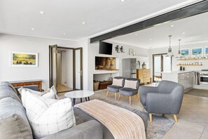 House (5 Bedrooms) | Interior - 8 on Nivenia (Betty's Bay)