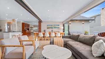 House (5 Bedrooms) | Interior