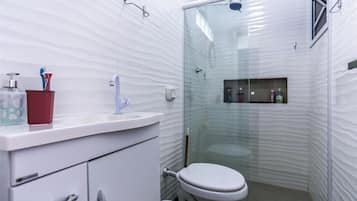 Deluxe Apartment, Pool View | Bathroom