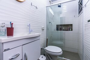 Deluxe-lejlighed - udsigt til pool | Badeværelse | Hårtørrer, Sæbe, Shampoo, Toiletpapir