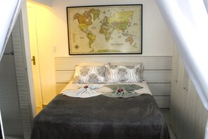 Suite – deluxe, bassengutsikt | Sengetøy av topp kvalitet, sengetøy og rullestolvennlig