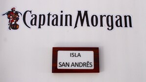 A sign with the name "Captain Morgan" and a smaller sign below it that reads "ISLA SAN ANDRÉS". - Pousada Captain Morgan (Pontal do Parana)
