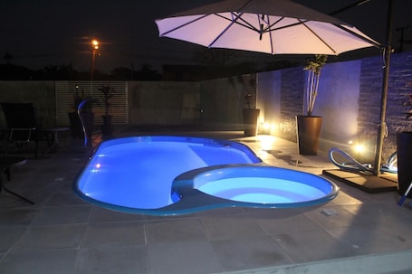 Outdoor pool. Pousada Captain Morgan