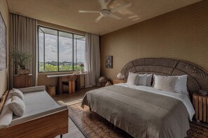 Comfort-Doppelzimmer, 1 Queen-Bett, Poolblick | Zimmersafe, Schreibtisch, laptopgeeigneter Arbeitsplatz