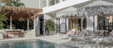 สระว่ายน้ำกลางแจ้ง