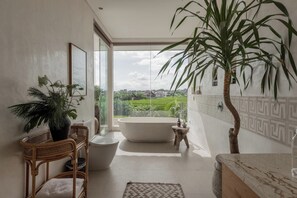 Luxury Studio Suite | Bathroom | Free toiletries, hair dryer, bathrobes, bidet