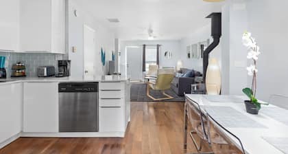 Private UNC Townhome w/ Parking, 2 Bedrooms, Sleeps 6, w/ Beautiful Garden!