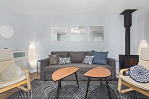Una Smart TV, una chimenea