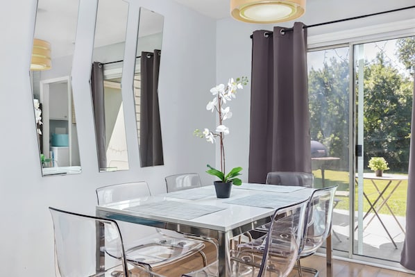 Dining - Private UNC Townhome w/ Parking, 2 Bedrooms, Sleeps 6, w/ Beautiful Garden! (Carrboro)