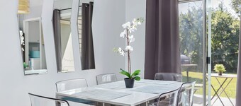 Private UNC Townhome w/ Parking, 2 Bedrooms, Sleeps 6, w/ Beautiful Garden! 