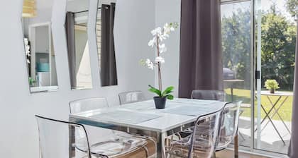 Private UNC Townhome w/ Parking, 2 Bedrooms, Sleeps 6, w/ Beautiful Garden!