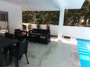 วิลล่า | รับประทานอาหารกลางแจ้ง