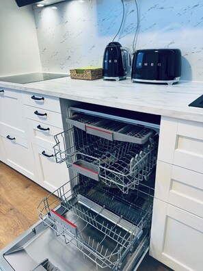 Microwave, oven, dishwasher, coffee/tea maker - Tullikatu apartment 24/7 check-in (Österbotten)