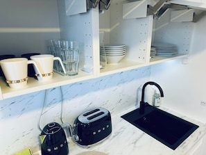 Microwave, oven, dishwasher, coffee/tea maker