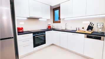 Departamento superior, 2 habitaciones | Cocina privada | Refrigerador con congelador, horno y parrilla de estufa
