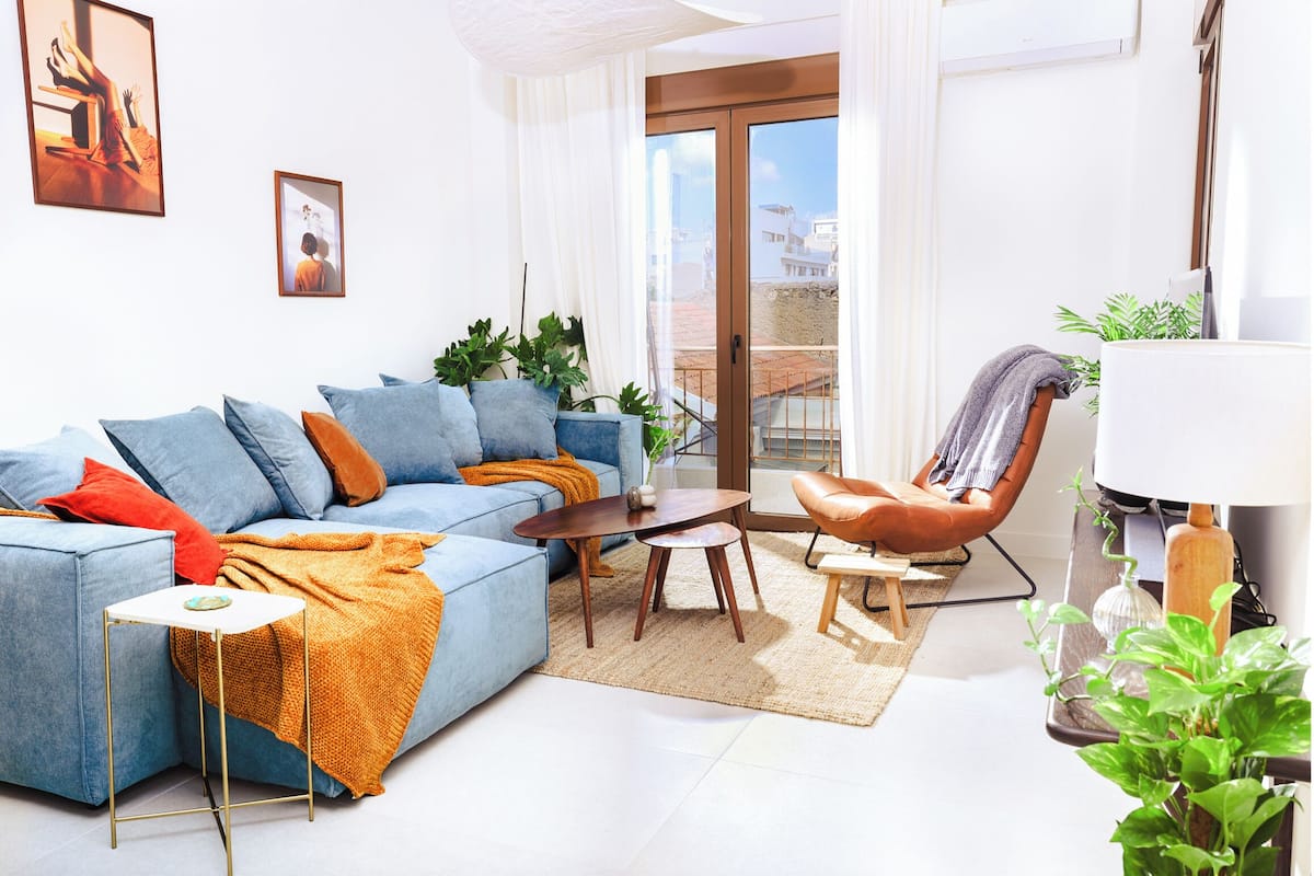 Apartamento superior, 2 quartos | Área de estar | TV de tela plana