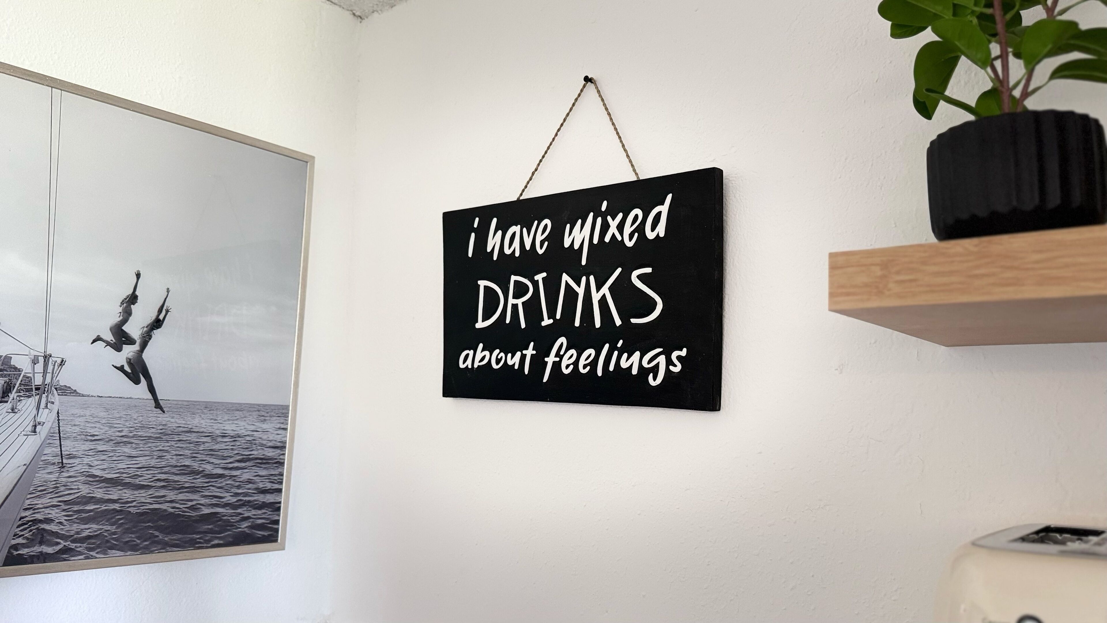 Een muur met een zwart bord waarop staat: 'I have mixed drinks about feelings.'