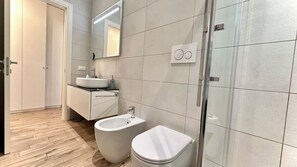 Douche, séchoir à cheveux, bidet, serviettes fournies