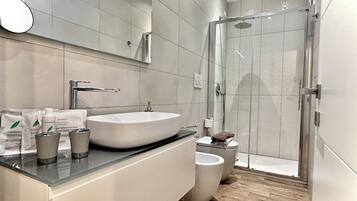 Douche, sĂšche-cheveux, bidet, serviettes fournies