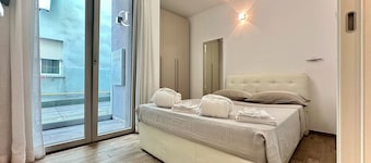 Elegant renovated apartment in the center of town, a few steps from the beach