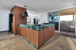 Microwave, oven, dishwasher, toaster - Hamilton Elite Penthouse in Rhodes Town (C6XF+VFX Rhodes, Greece)