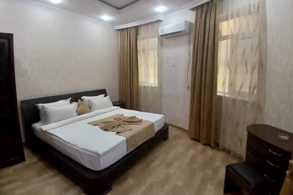 4 bedrooms, pillowtop beds, in-room safe, desk