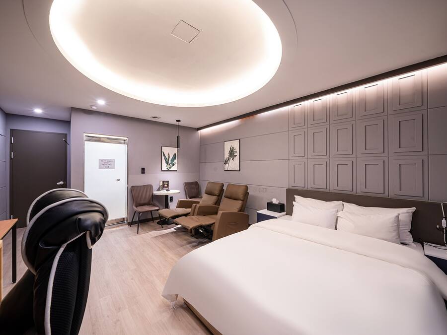 Royal Studio Suite, City View | Desk, laptop workspace, soundproofing, free WiFi