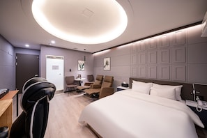 Royal Studio Suite, City View | Desk, laptop workspace, soundproofing, free WiFi