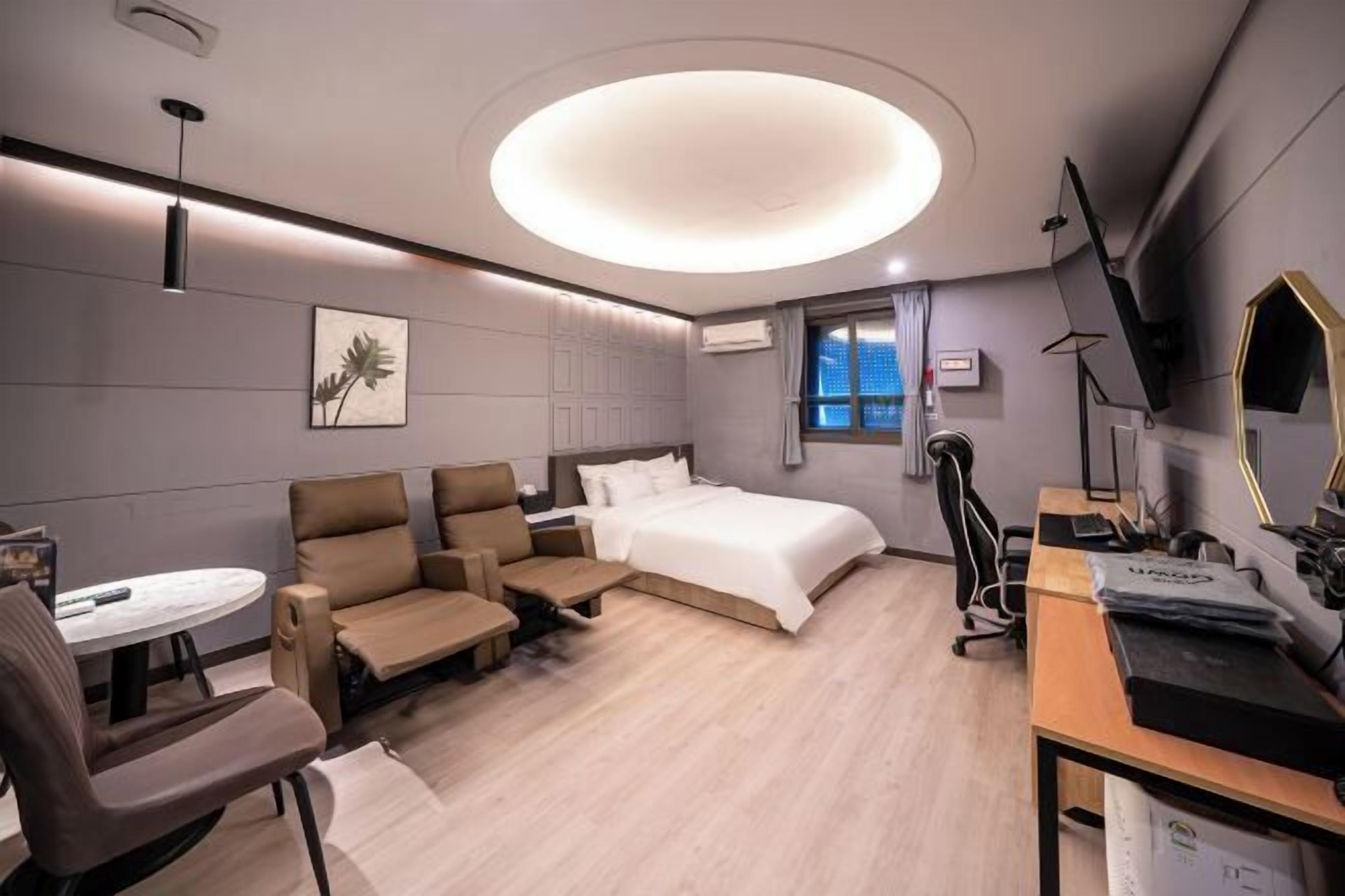 Escrivaninha, espaço de trabalho para notebook, quartos à prova de som