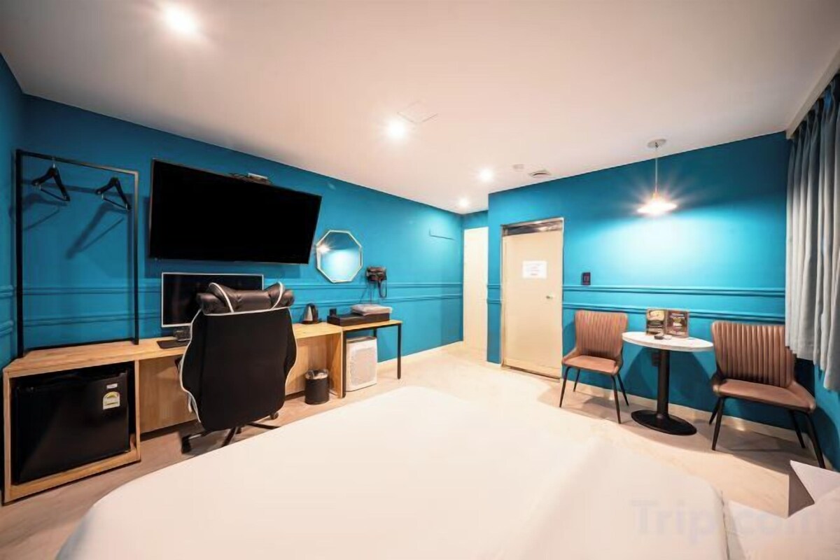 Desk, laptop workspace, soundproofing, free WiFi
