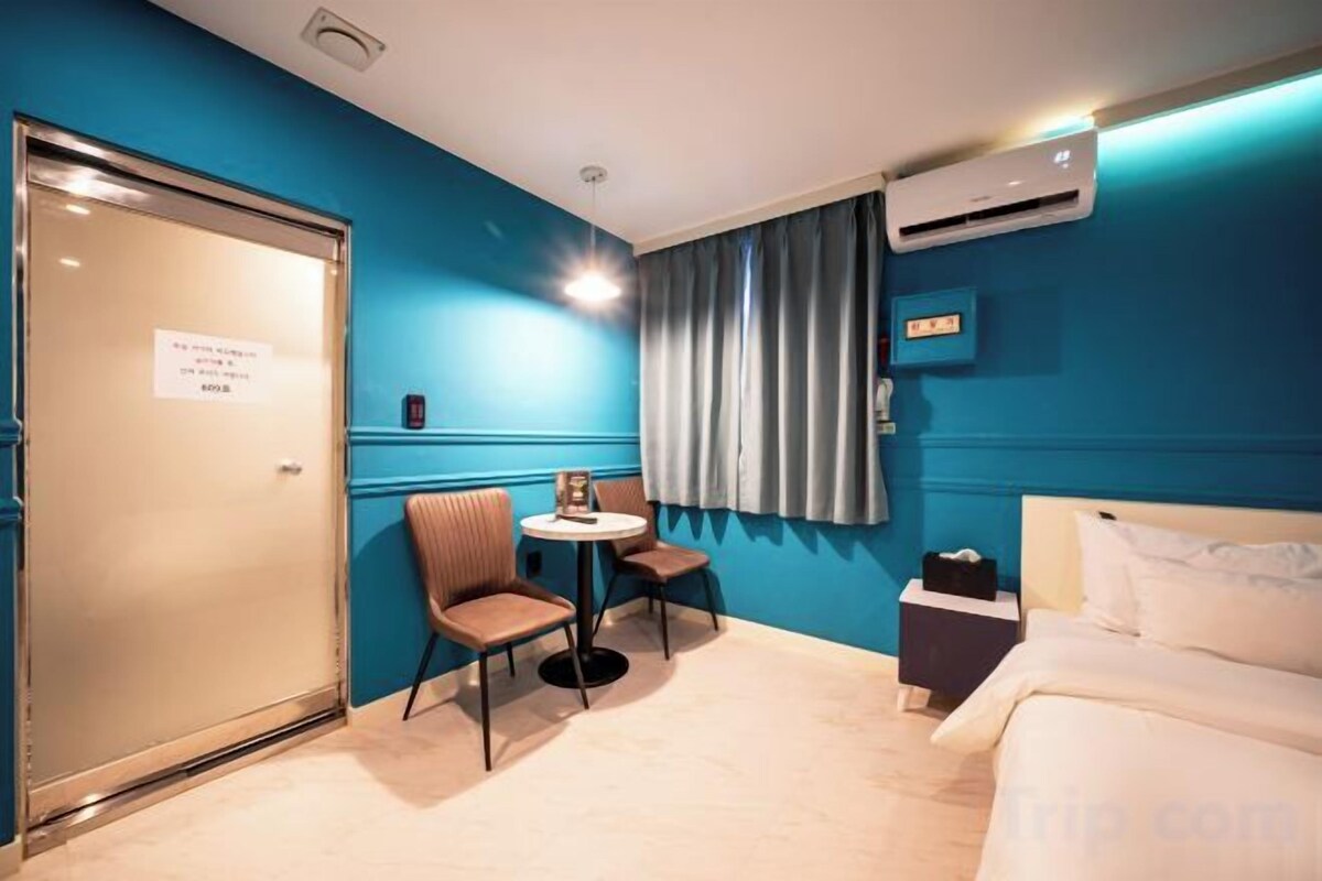 Desk, laptop workspace, soundproofing, free WiFi