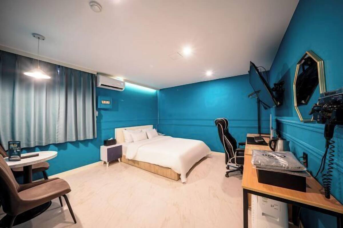 Desk, laptop workspace, soundproofing, WiFi (free)