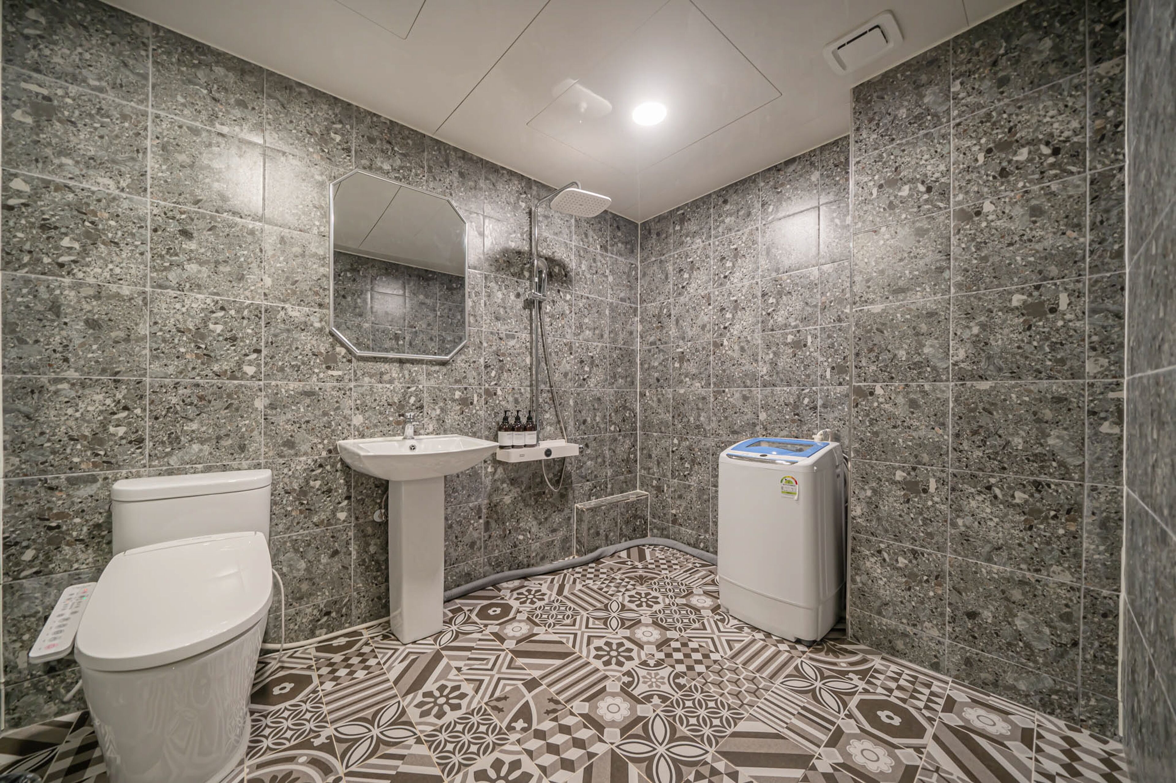 Business Double Room, City View | Bathroom | Hair dryer, towels, shampoo, toilet paper