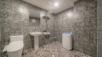Business Double Room, City View | Bathroom | Hair dryer, bathrobes, slippers, towels