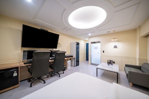 Quarto casal premier, vista para a cidade | Escrivaninha, espaço de trabalho para notebook, quartos à prova de som