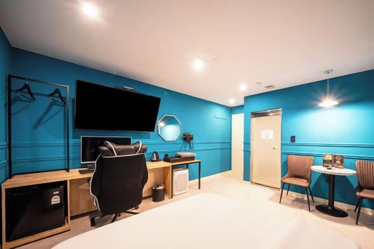 Desk, laptop workspace, soundproofing, free WiFi