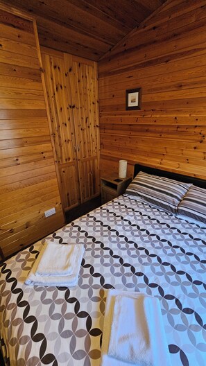 2 bedrooms, iron/ironing board, bed sheets