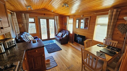 Riverside chalet in Aviemore, short walk to centre