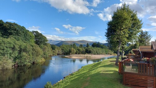 Riverside chalet in Aviemore, short walk to centre