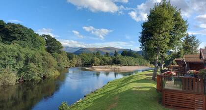 Riverside chalet in Aviemore, short walk to centre