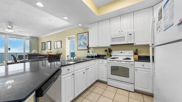 Comfort-huoneisto, rantanäköala, rannan lähellä | Yksityinen keittiö | Jääkaappi, mikroaaltouuni, uuni, liesi