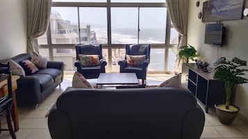 Family Apartment, Sea View | Living area