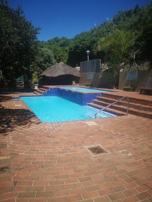 Una piscina al aire libre