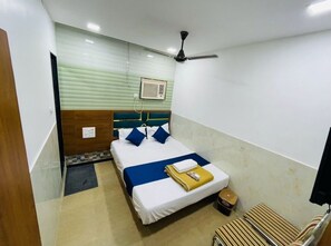 Deluxe Double Room, City View | Free WiFi - HOTEL RADHA PALACE (Mumbai)