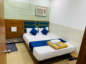Deluxe Double Room, City View | Free WiFi - HOTEL RADHA PALACE (Mumbai)