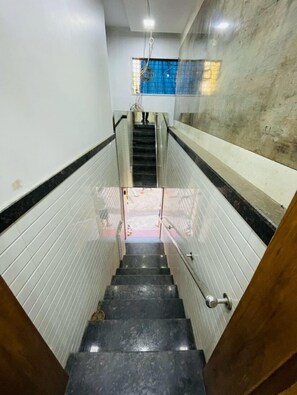 Deluxe Double Room, City View | Living area | TV - HOTEL RADHA PALACE (Mumbai)