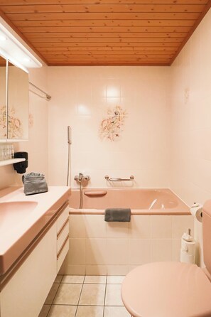 Bruser, hårtørrer, bidet, håndklæder