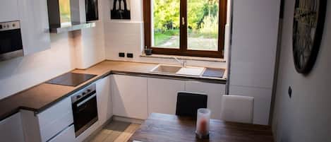 Frigorifero, microonde, forno, piano cottura
