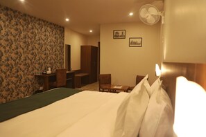 Een minibar, een strijkplank/strijkijzer, beddengoed