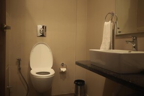 Een douche, een haardroger, handdoeken, zeep